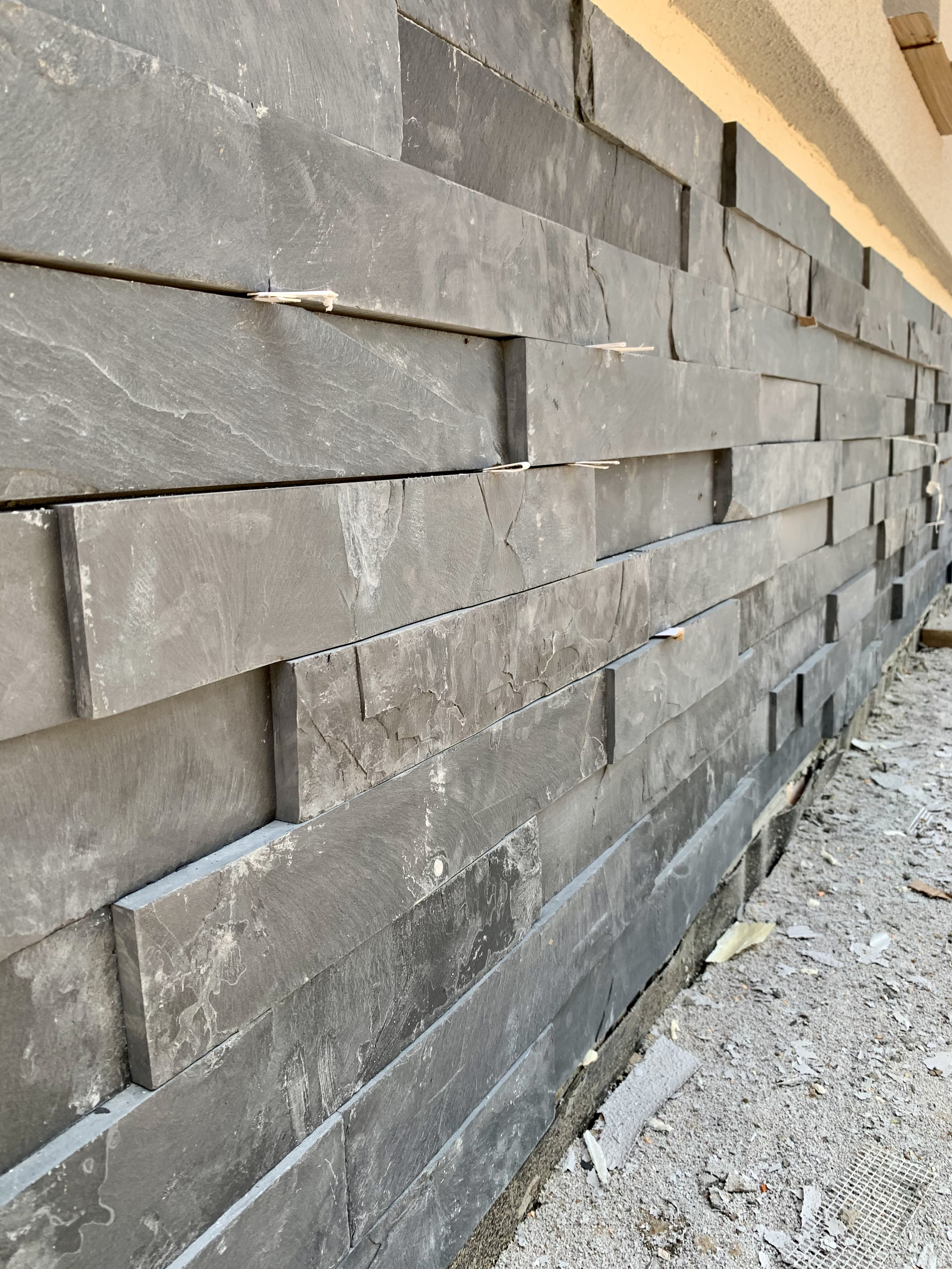 Листовая панель Камень «Дикий серый» - Регул - производитель листовых стеновых панелей ПВХ